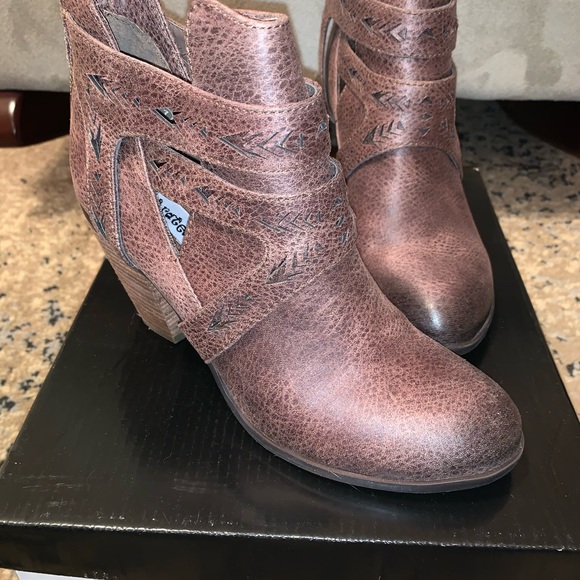 Cutout Booties - Picture 2 of 5